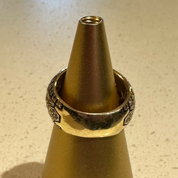 Roberto Coin 1.05 Carat Champagne
Diamonds black Enamel yellow gold band ring. - Picture 7 of 10